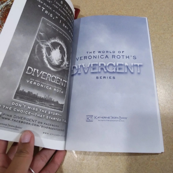 Brand New allegiant book and bonus - Picture 8 of 9